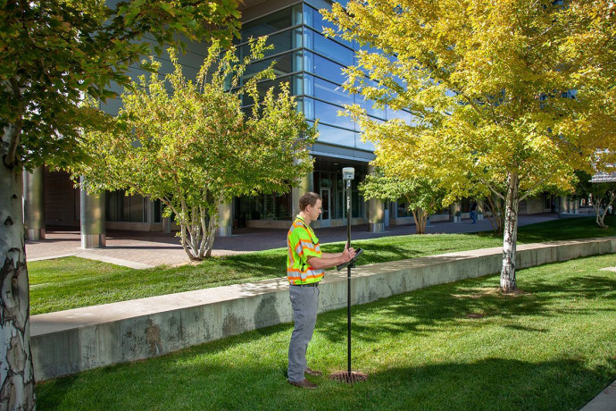 GNSS приёмник Trimble R12 GSM/GPRS (2-мест. кейс)